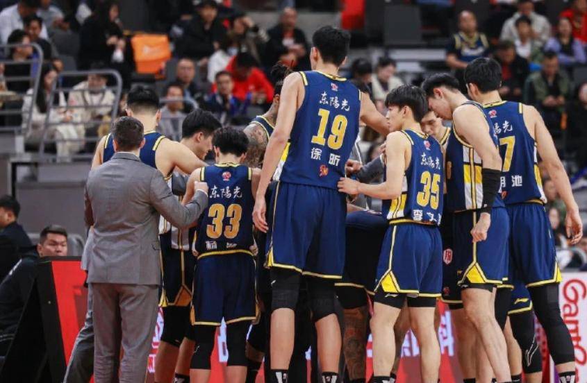 实力强悍对手不容小觑,球队智取战术成功晋级 实力强悍对手不容小觑,球队智取战术成功晋级