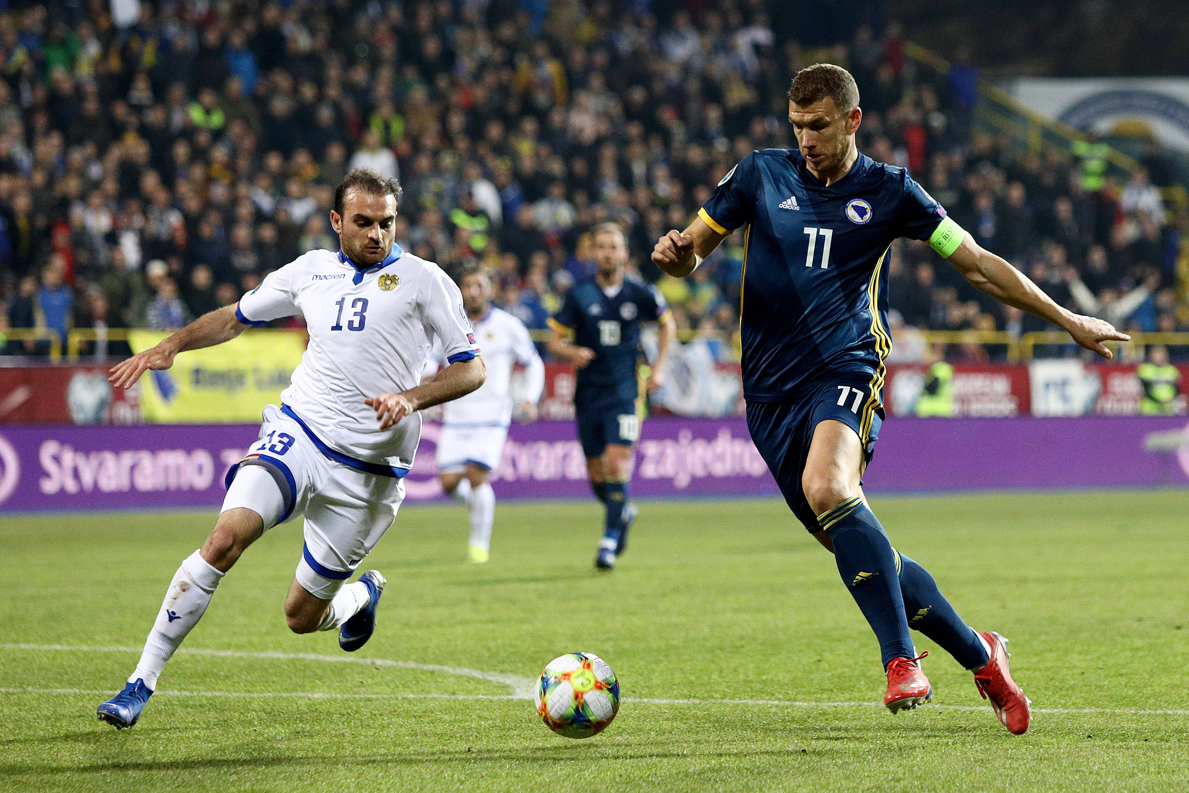 法甲球队主场比赛中获得胜利,引领球迷欢呼 法甲球队主场比赛中获得胜利,引领球迷欢呼