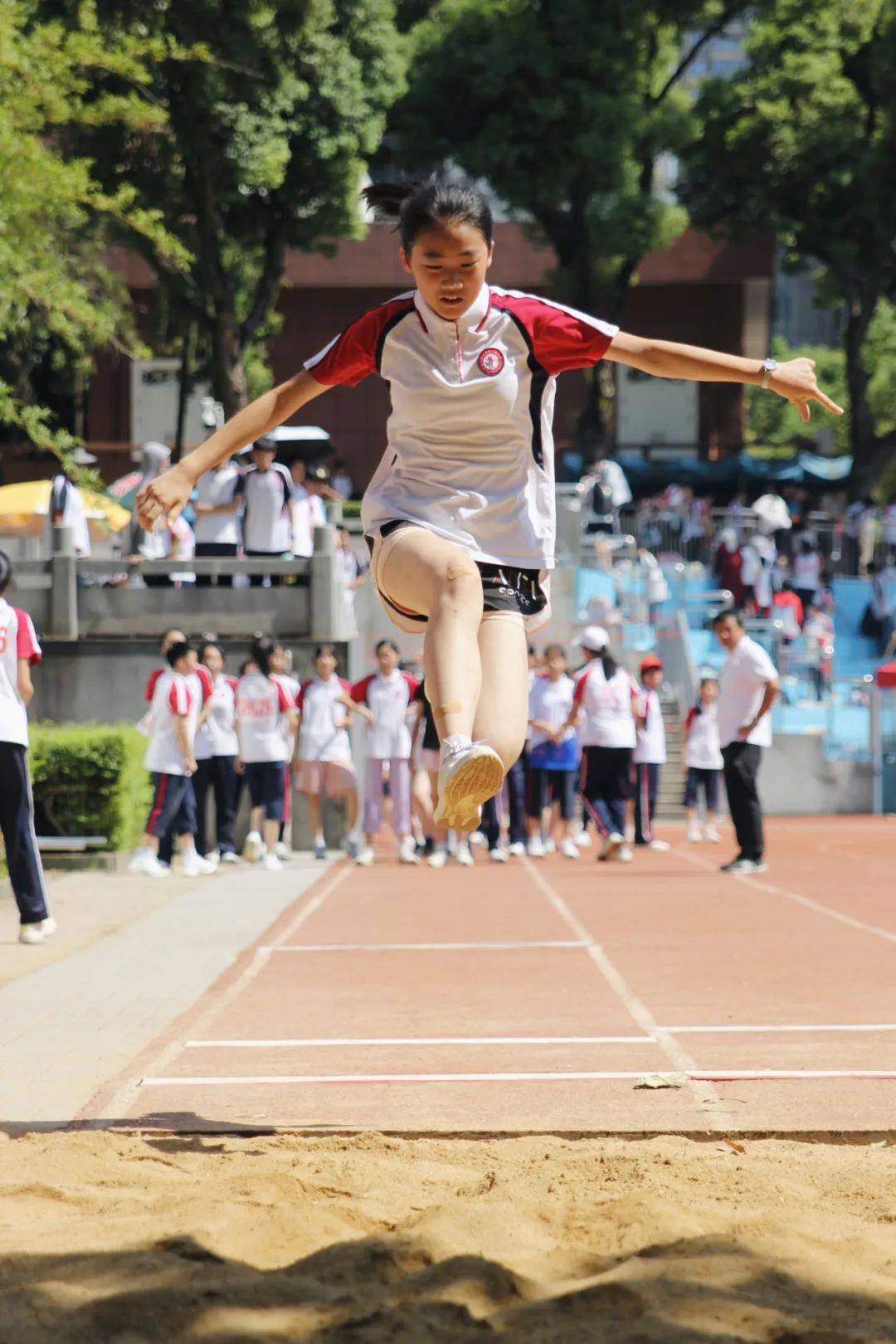 运动员们在比赛中展现出色技巧和毅力 运动员们在比赛中展现出色技巧和毅力