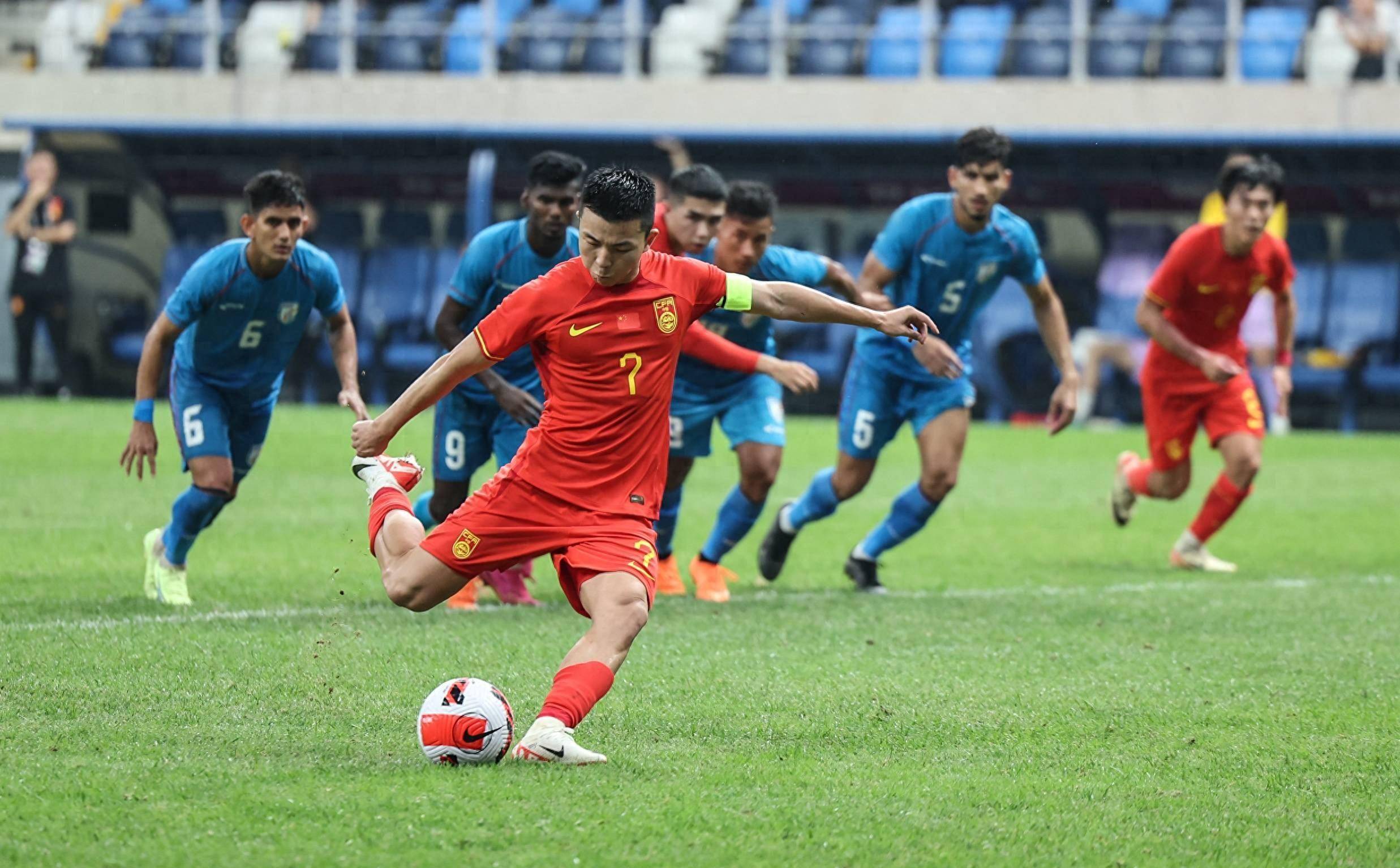 中国队在足球赛事中大获全胜 中国队在足球赛事中大获全胜