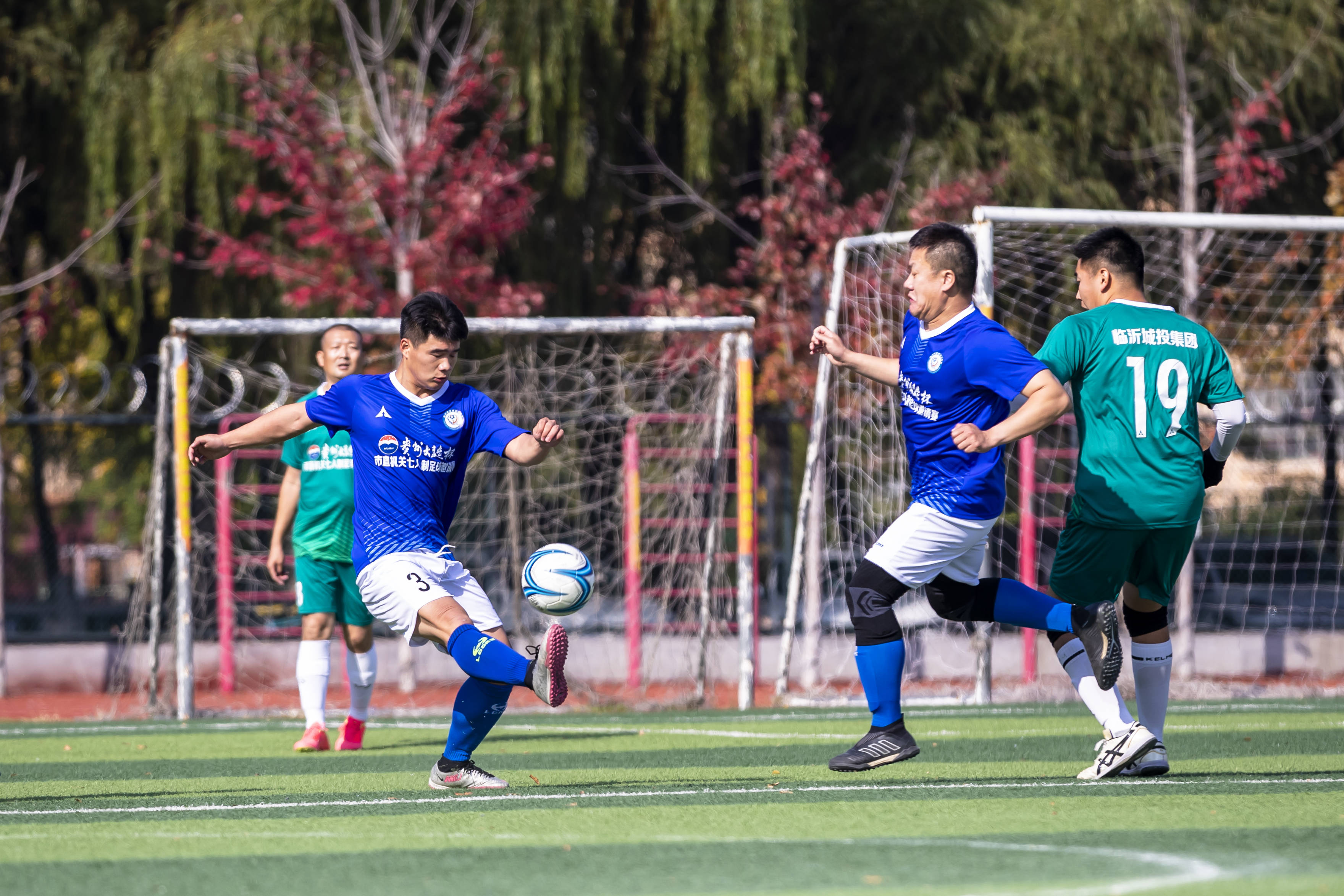 热闹足球对抗赛场精彩不断展开 热闹足球对抗赛场精彩不断展开