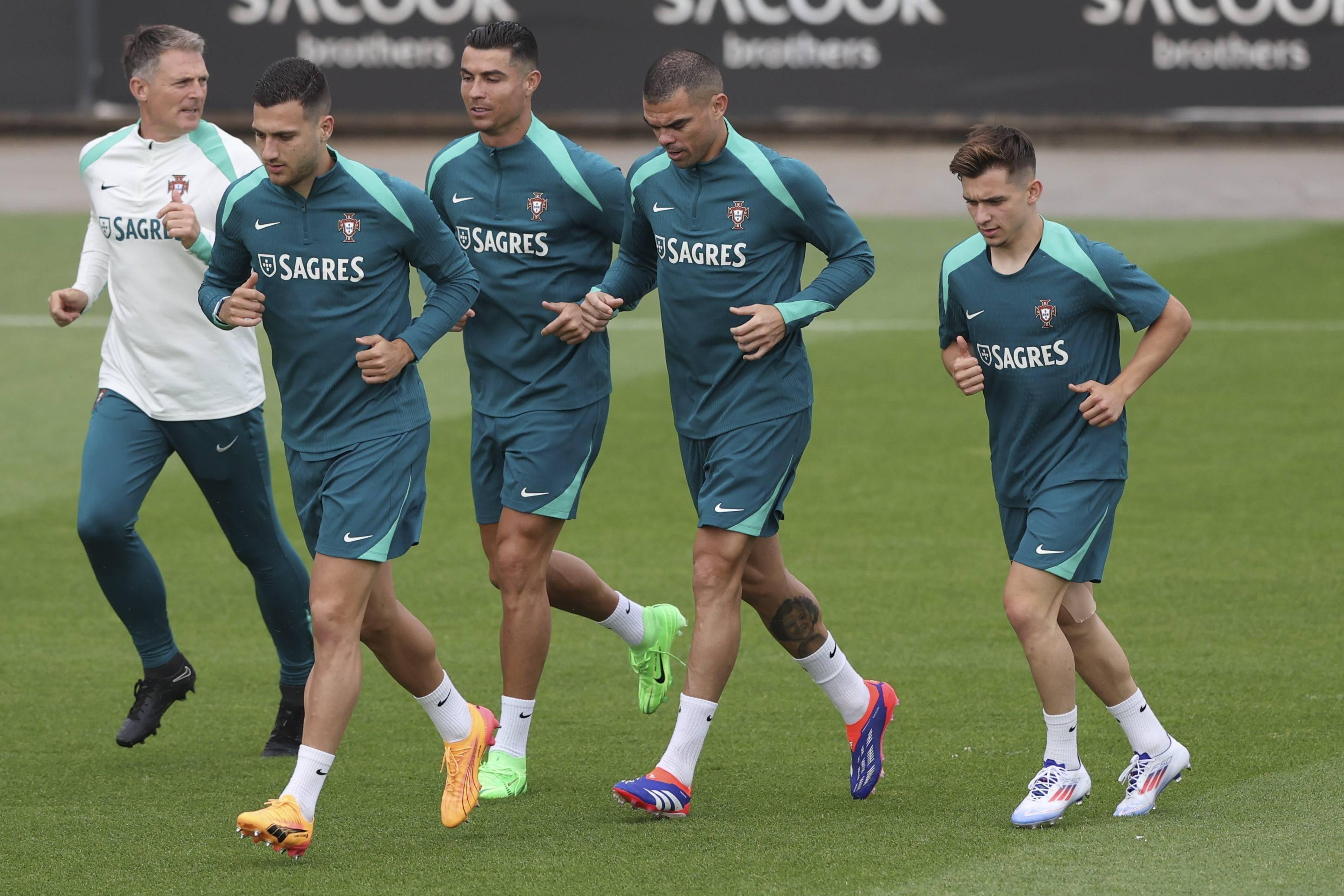 欧洲联赛球队球员集中训练备战 欧洲联赛球队球员集中训练备战