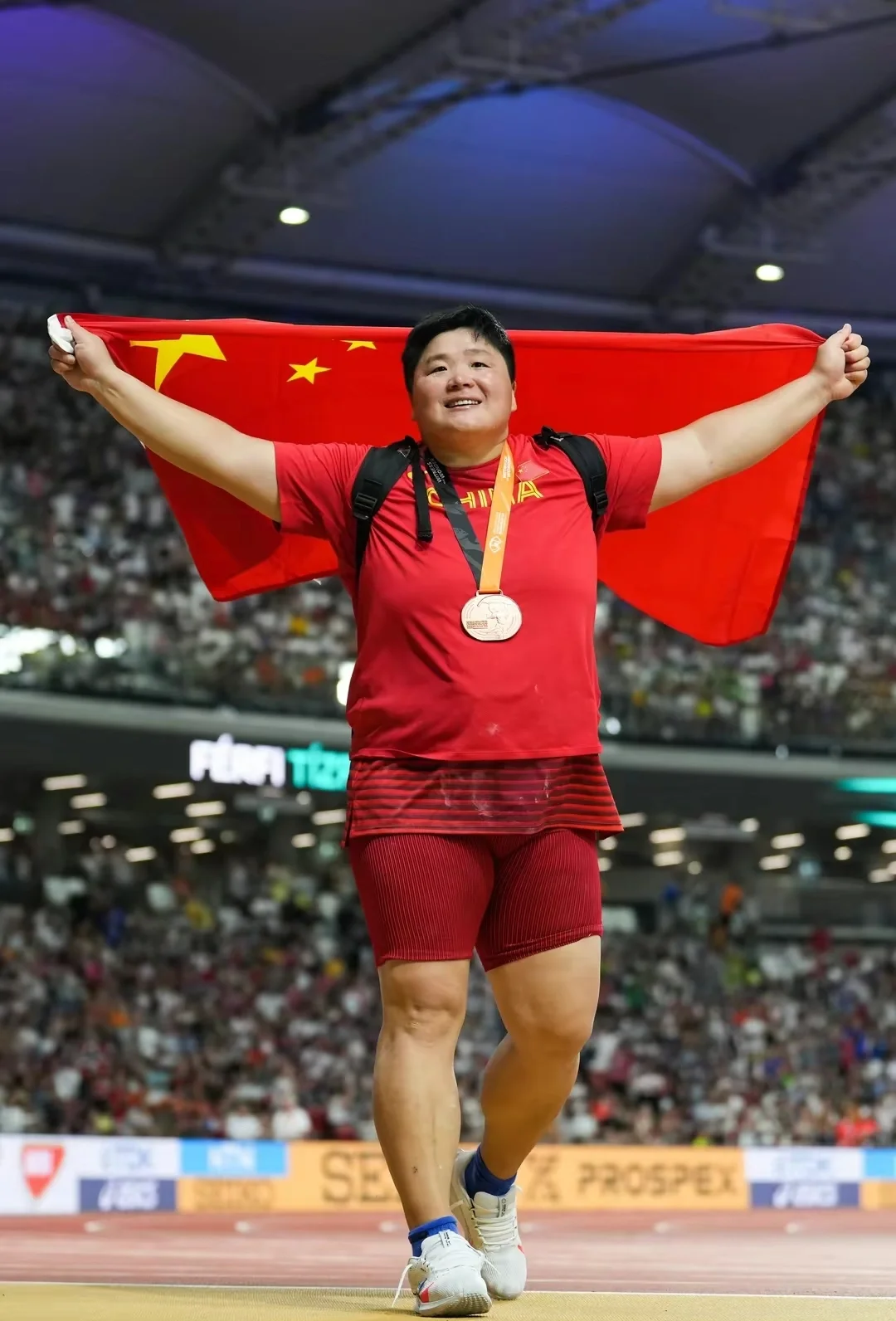 田径比赛中国队选手登上领奖台 田径比赛中国队选手登上领奖台
