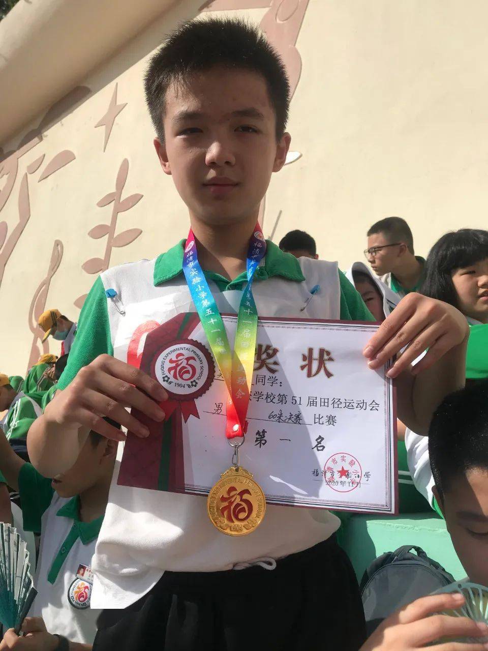 冠军的拼搏精神值得赞许，赛场上无往不胜