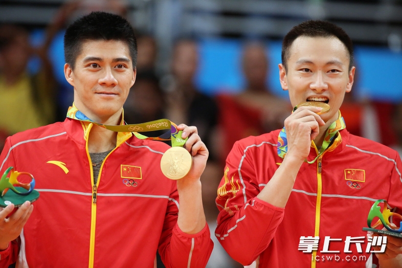 篮球冠军夺冠激动拥抱,赛场上精彩绽放的简单介绍 篮球冠军夺冠激动拥抱,赛场上精彩绽放的简单介绍