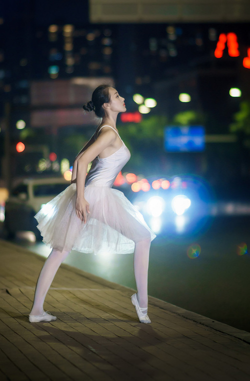 虚拟与绿茵，当贝林厄姆的星光映照洪都拉斯的速胜