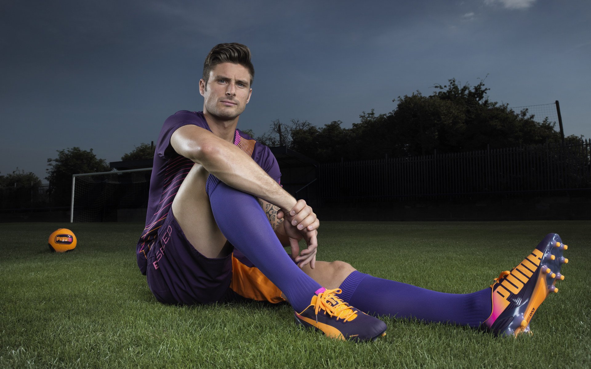 魔翼划破黑夜,波斯铁骑踏碎山海,绿茵场上的文明对话