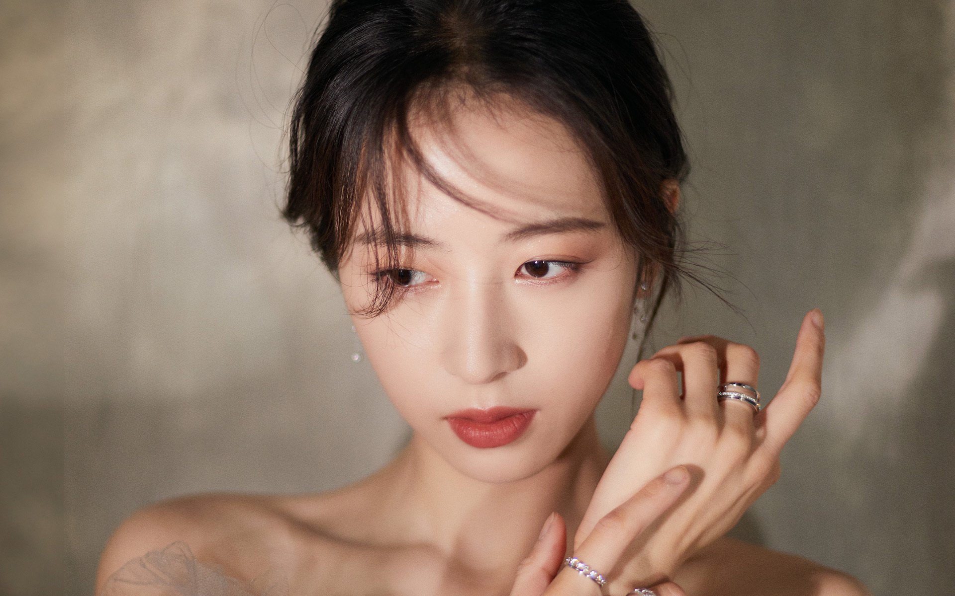 引擎轰鸣与篮板咆哮，当F1街道赛之夜见证浓眉彻底打爆防线